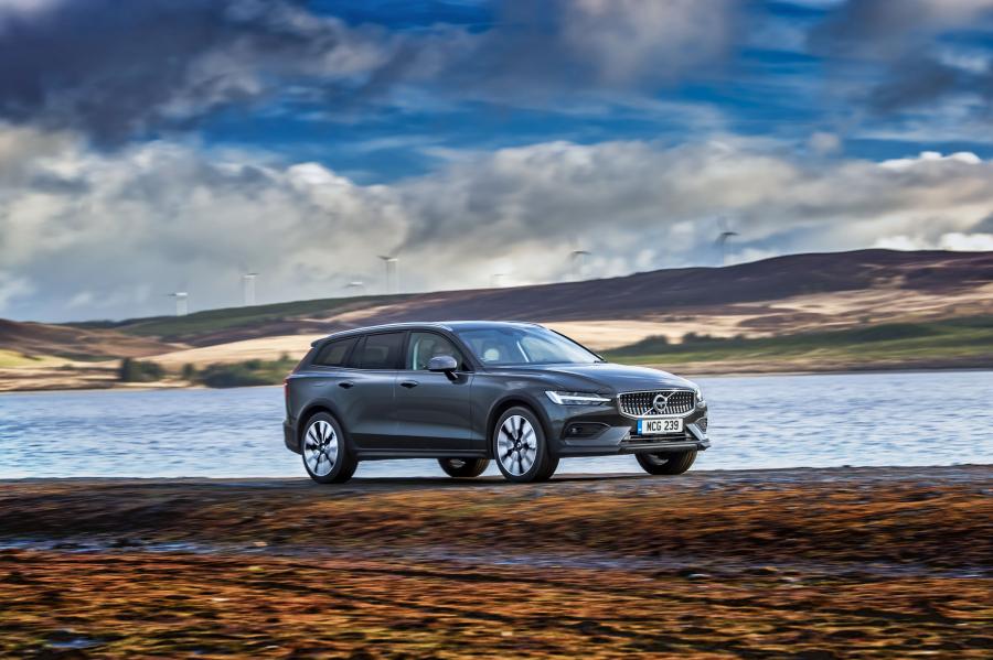  Volvo V60 D4 Cross Country 2019 года  (UK) (фото 4 из 43)
